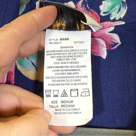 Jaclyn Smith Petite, Blue Pink Boxy Buttoned Button Down Shirt. Size Medium. - Picture 4 of 5